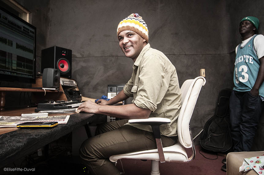 Smockey, co-initiateur du mouvement Balai Citoyen travaille dans son studio d'enregistrement Abazon. 